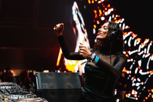 Sara Landry inaugura una nueva era con el himno ‘GIRLBOSS’