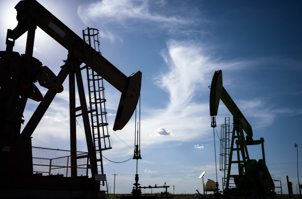 Precios del petróleo caen, afectados por la geopolítica y el alza del dólar